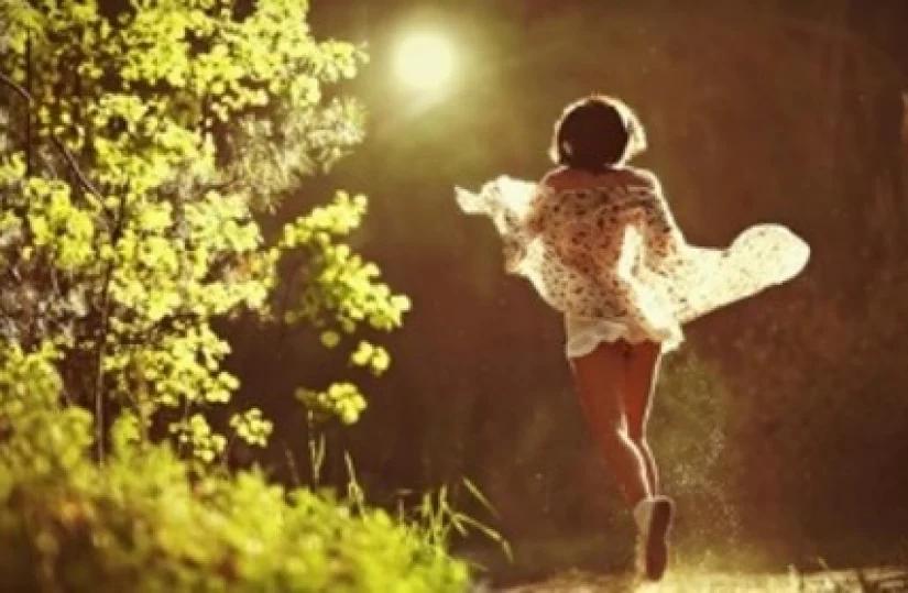 Бежит до речушки девчонка...