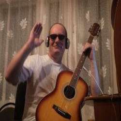 Алексей Семиврагов. - Молодой гитарист.